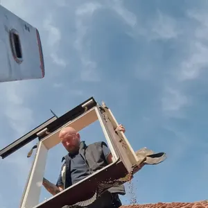 Dachfenster wird auf dem Ziegeldach eingesetzt