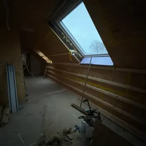 Dachgeschoss im Ausbau mit gesetztem Dachfenster