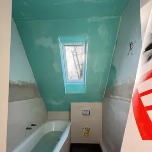 Dachfenster über der Badewanne im Dachbad