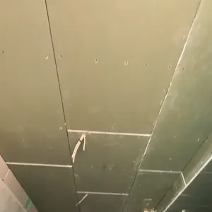 Trockenbau: abgehängte Decke im Rohbau