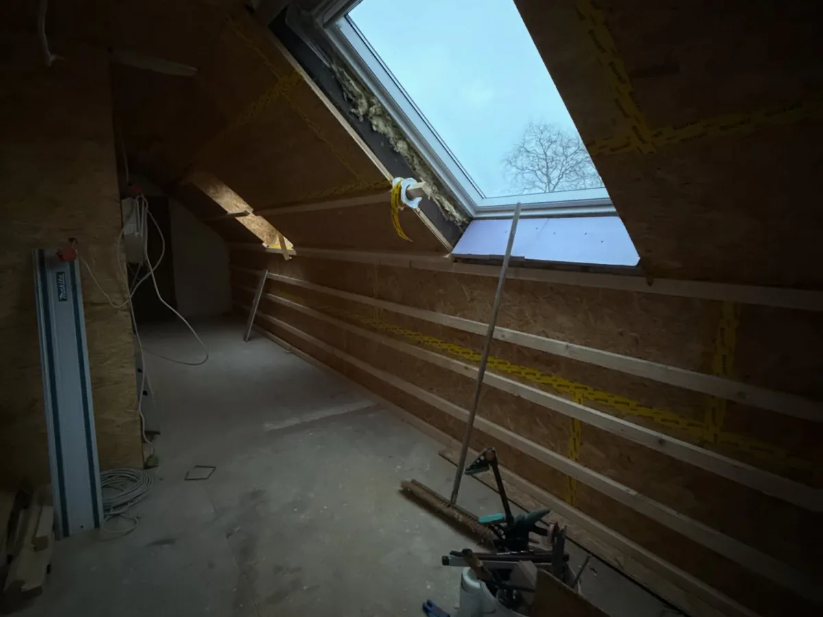 Dachgeschoss im Ausbau: Dachfenster gesetzt, Innenausbau beginnt